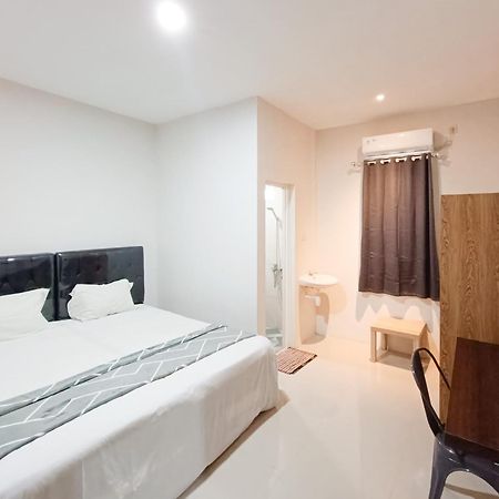 Happy Family Homestay Jember Mitra Reddoorz Экстерьер фото