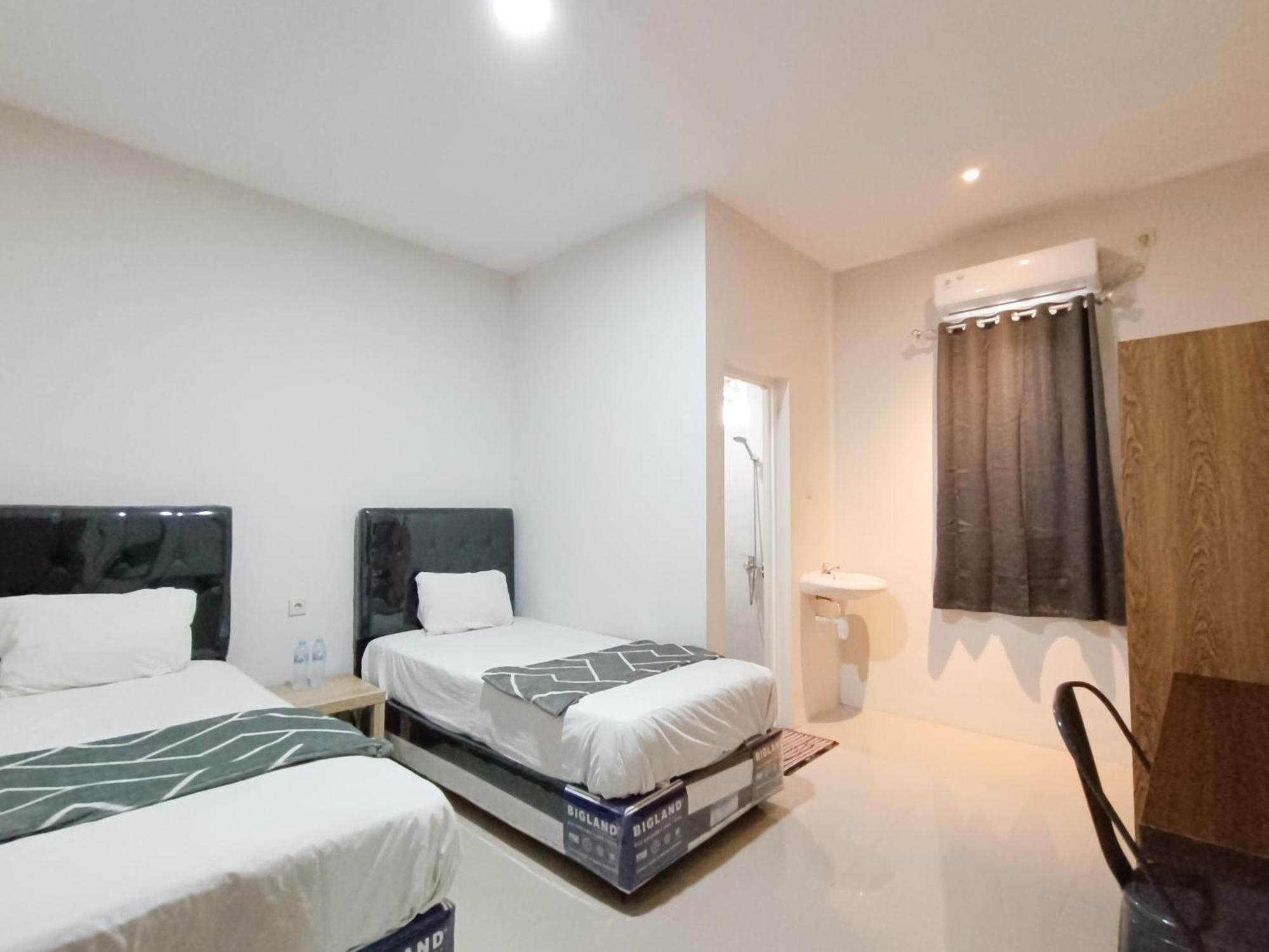Happy Family Homestay Jember Mitra Reddoorz Экстерьер фото