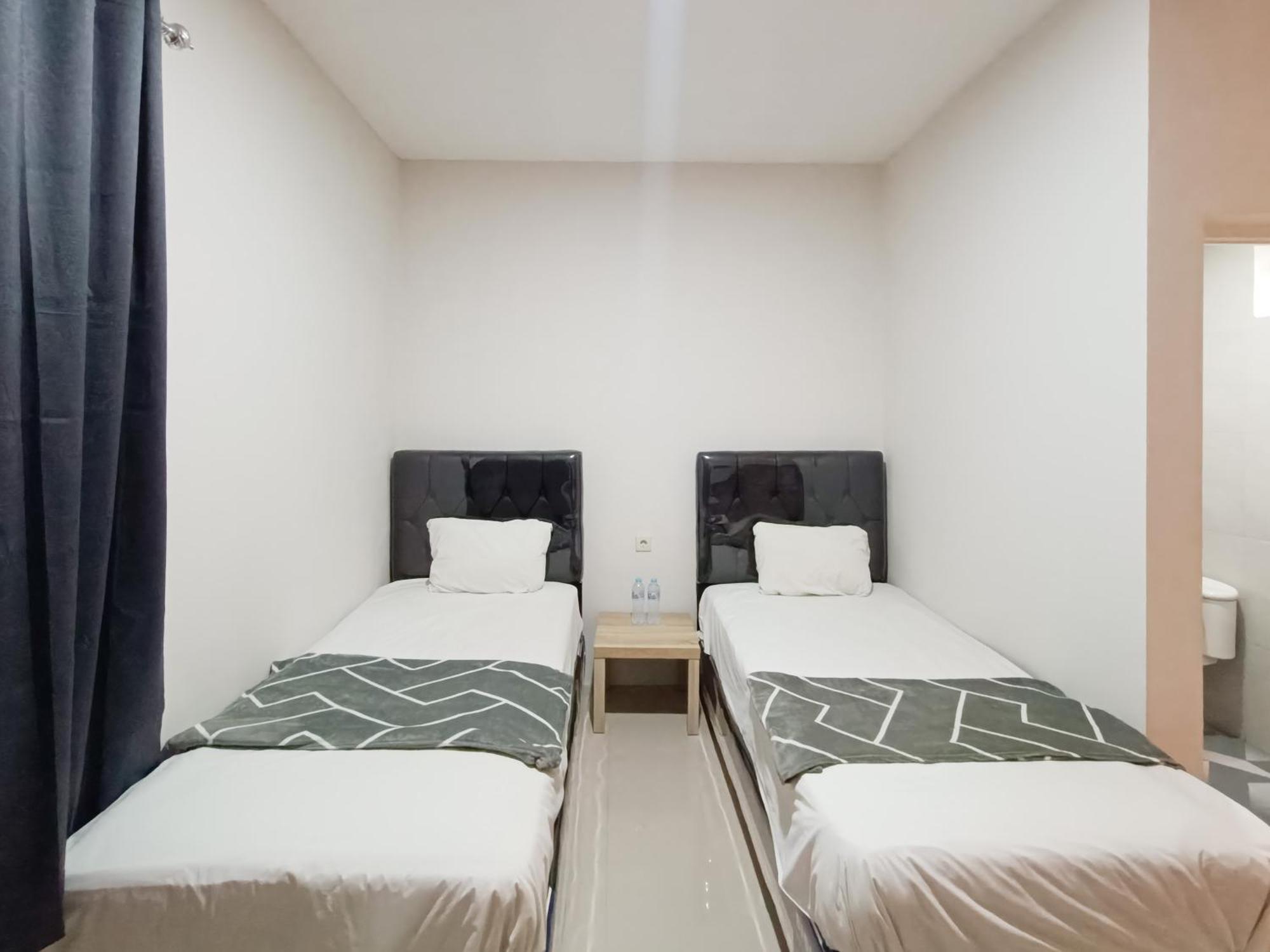 Happy Family Homestay Jember Mitra Reddoorz Экстерьер фото