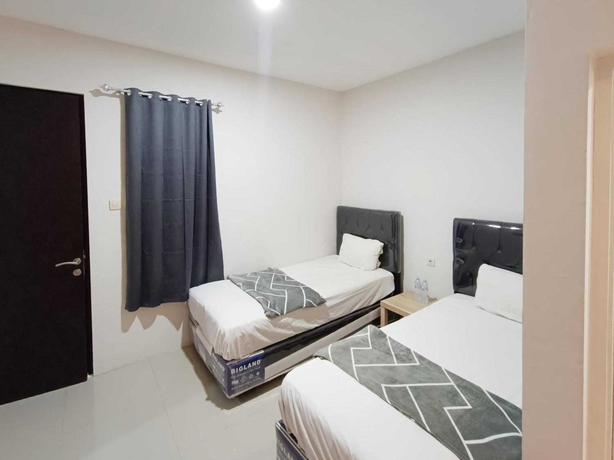 Happy Family Homestay Jember Mitra Reddoorz Экстерьер фото