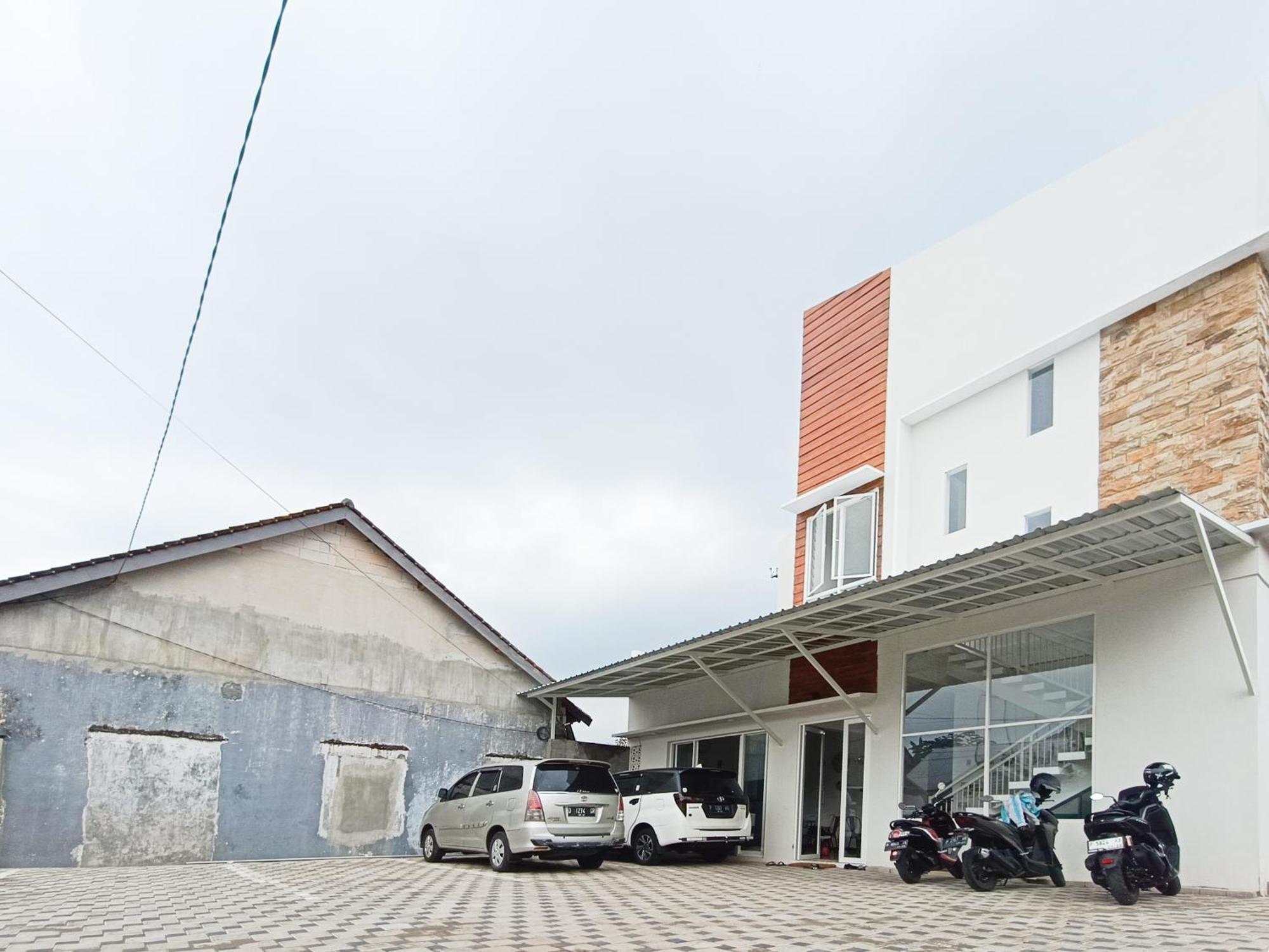 Happy Family Homestay Jember Mitra Reddoorz Экстерьер фото