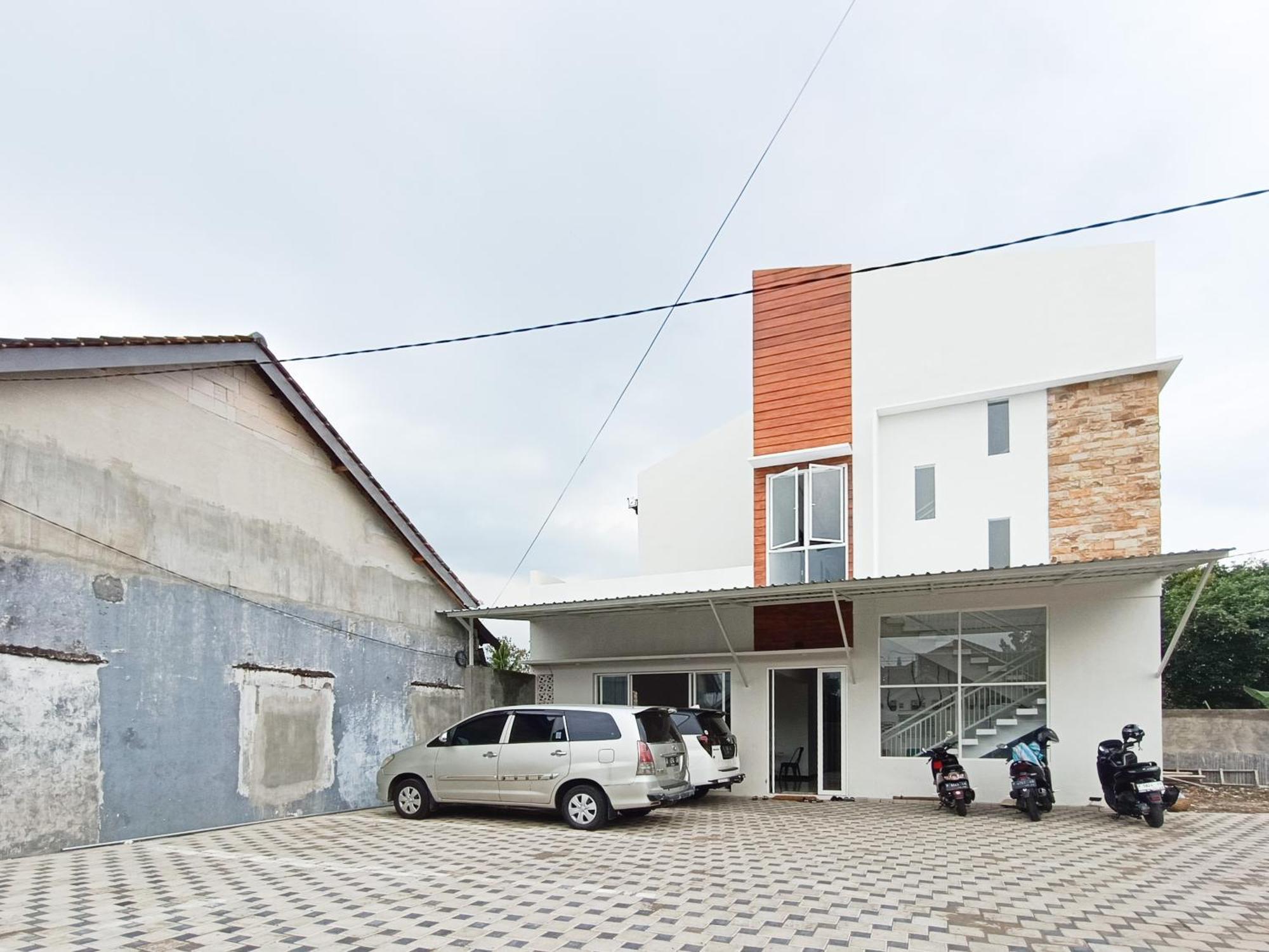 Happy Family Homestay Jember Mitra Reddoorz Экстерьер фото