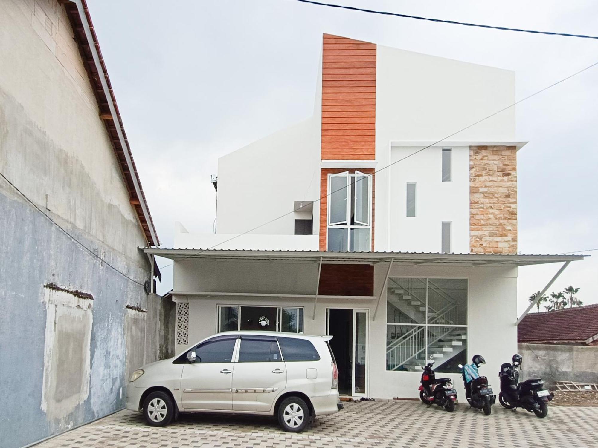 Happy Family Homestay Jember Mitra Reddoorz Экстерьер фото