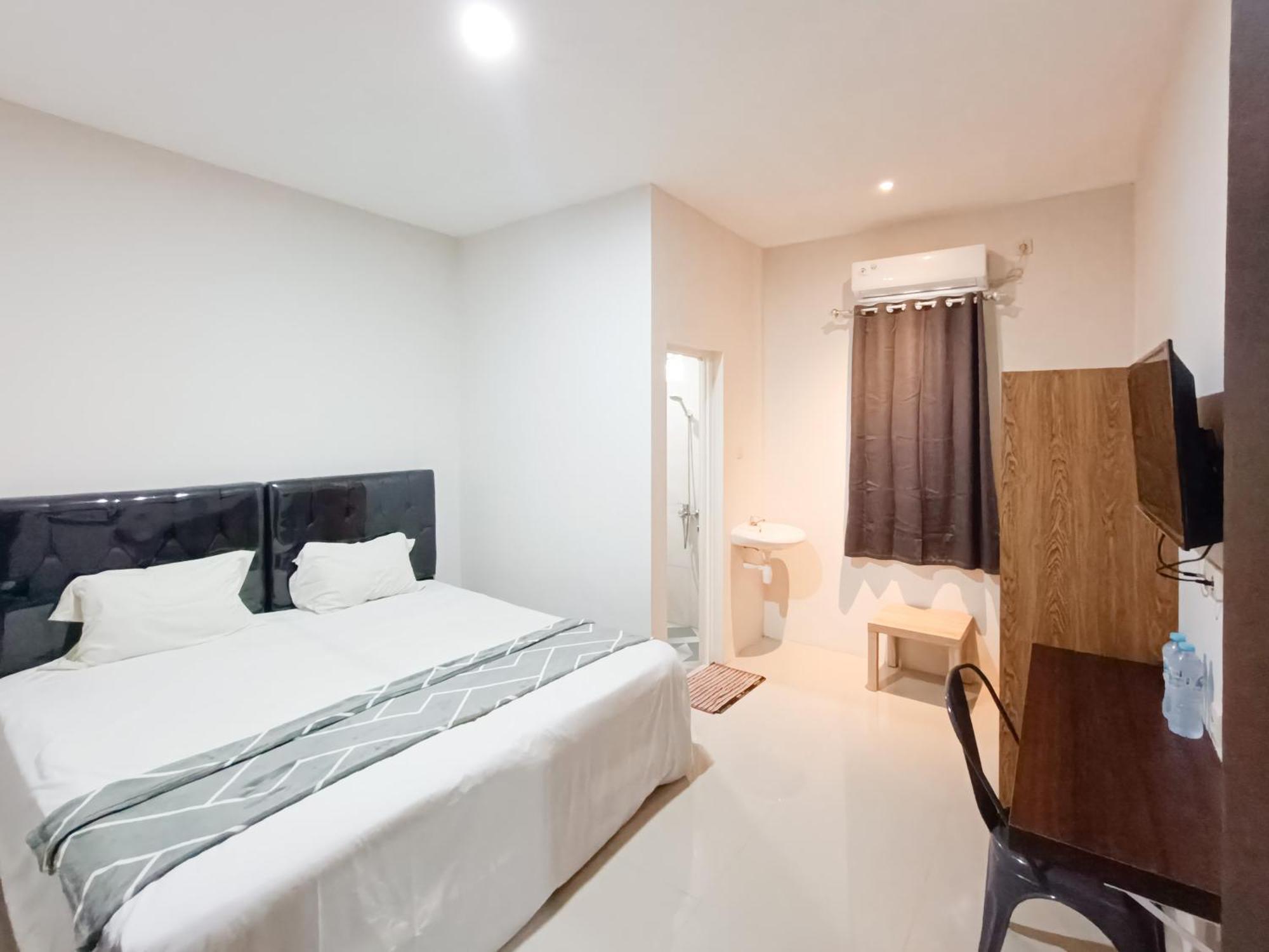 Happy Family Homestay Jember Mitra Reddoorz Экстерьер фото